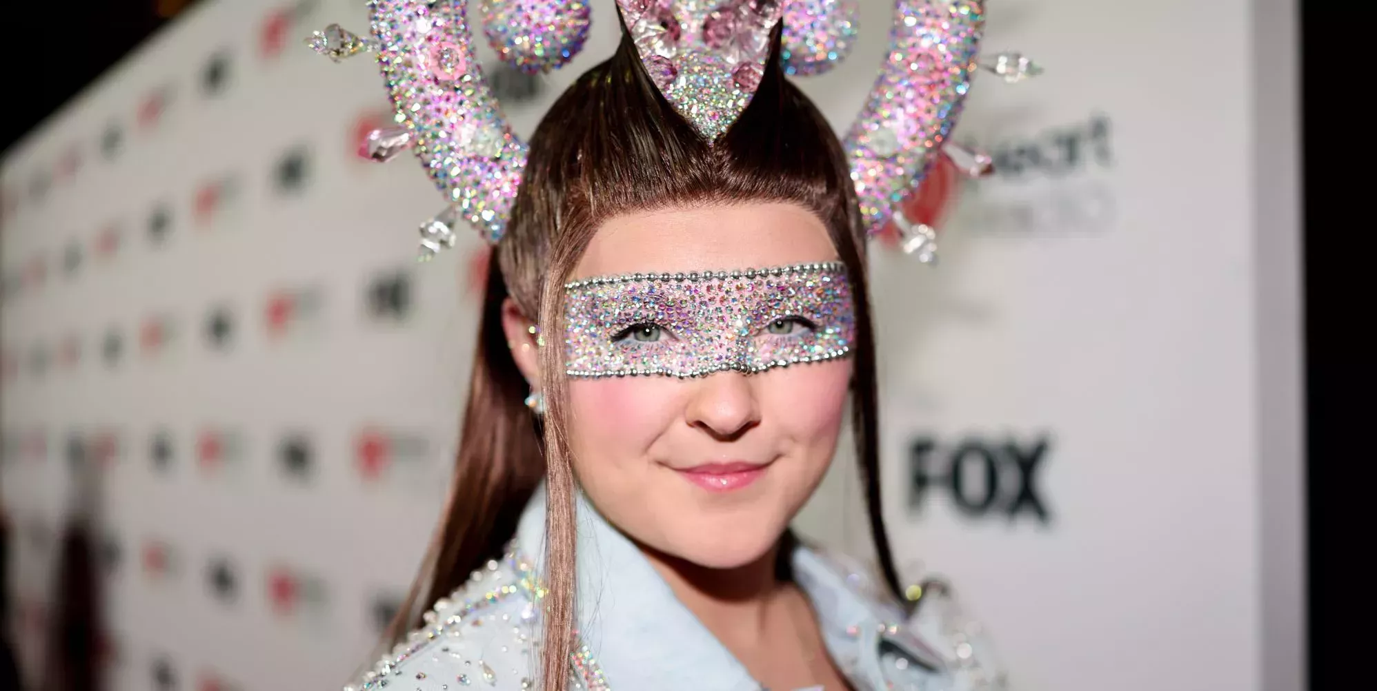 Jojo Siwa llama la atención con un atuendo salvaje en los iHeartRadio Awards mientras provoca un gran anuncio