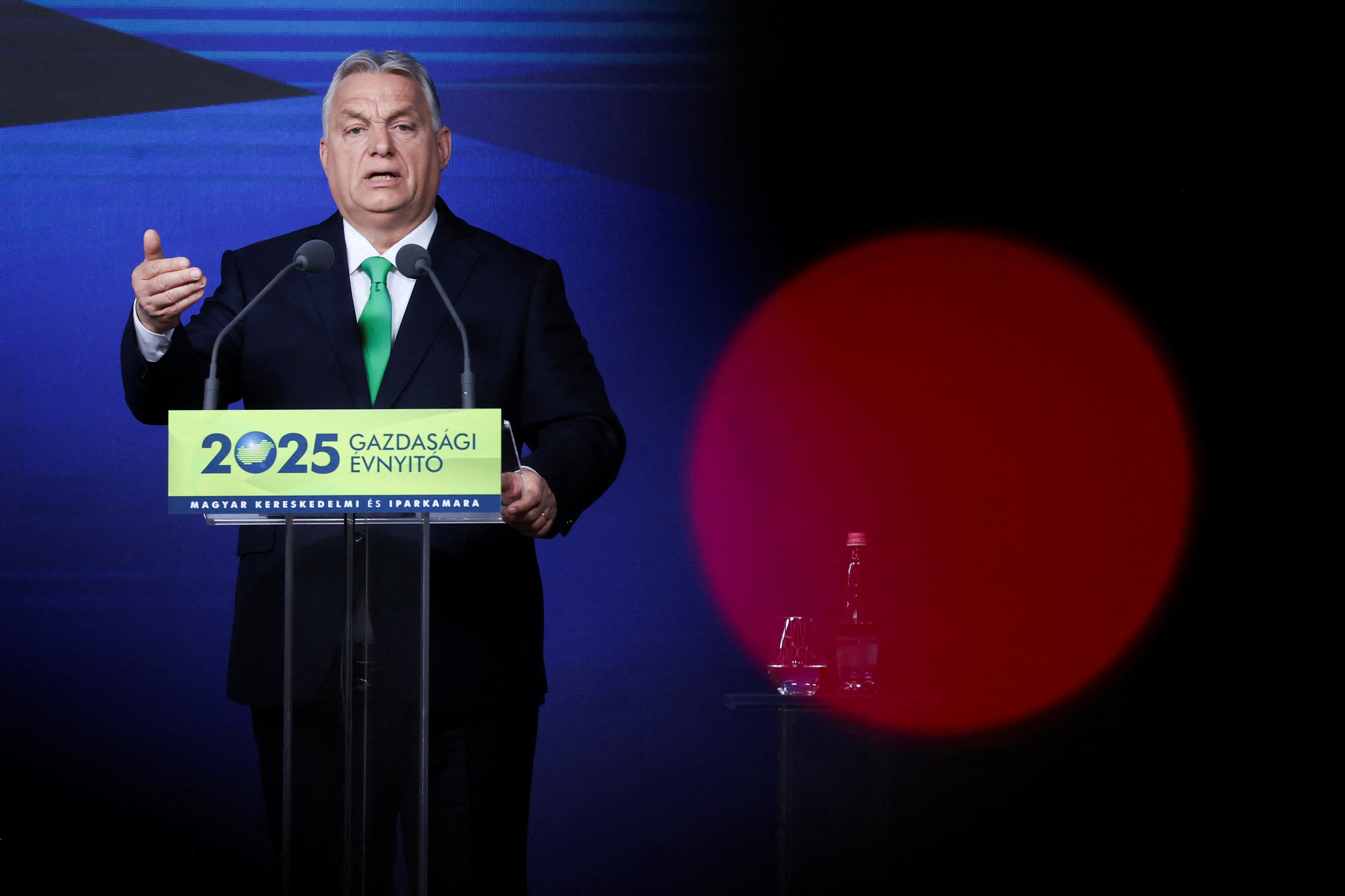 Orbán reforma la Constitución para prohibir la marcha del Orgullo LGTBI con un texto que sitúa al hombre por delante de la mujer