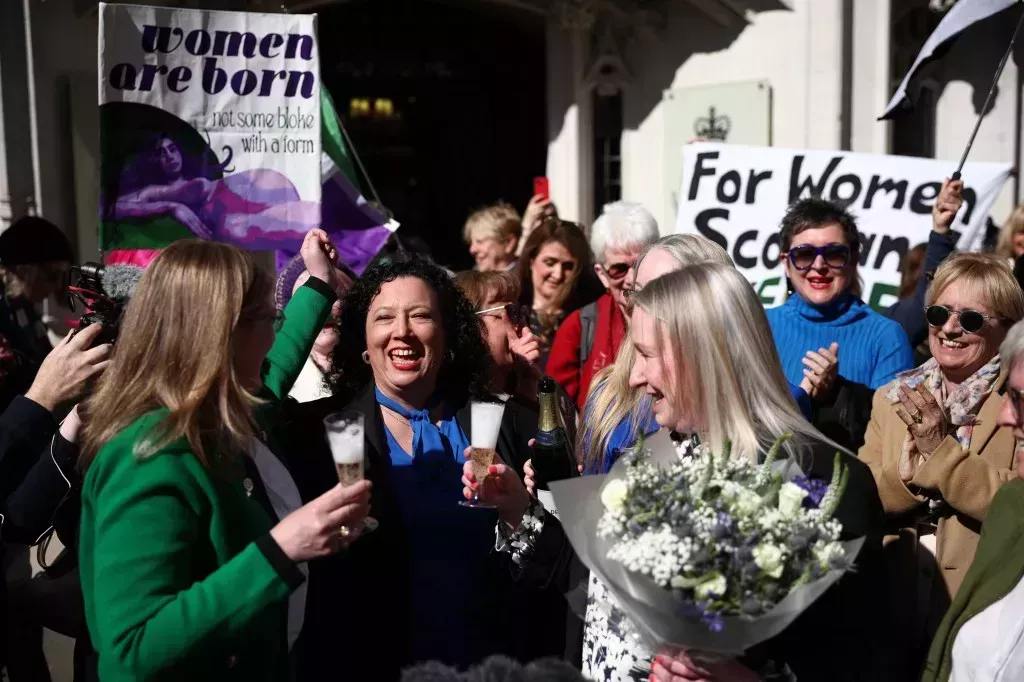 Susan Smith (L) y Marion Calder (3R), Directores de For Women Scotland, celebran con Maya Forstater de 'Sex Matters' fuera de la Corte Suprema de Gran Bretaña en Londres el 16 de abril de 2025, tras la decisión de la corte sobre cómo definir una 'mujer'. La Corte Suprema de Gran Bretaña dijo que la definición legal de una 'mujer' se basa en el sexo de una persona al nacer, una decisión histórica con amplias implicaciones para el debate amargo sobre los derechos trans.