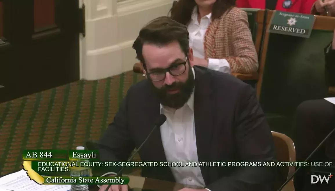 Legisladores de California rechazan dos 'crueles' proyectos de ley destinados a prohibir a mujeres trans en deportes femeninos