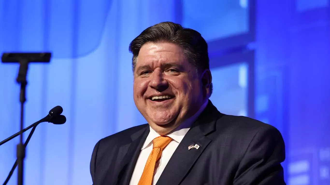 El gobernador de Illinois defiende a los niños trans y critica al 'bully cruel' Donald Trump