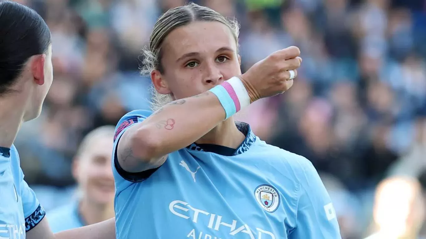 La estrella del Manchester City besa una pulsera trans después de marcar: 'Algunas cosas son más grandes que el fútbol'