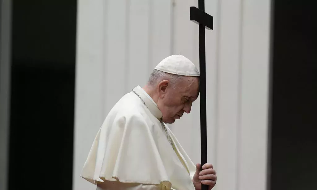 El Papa Francisco sostiene una cruz oscura