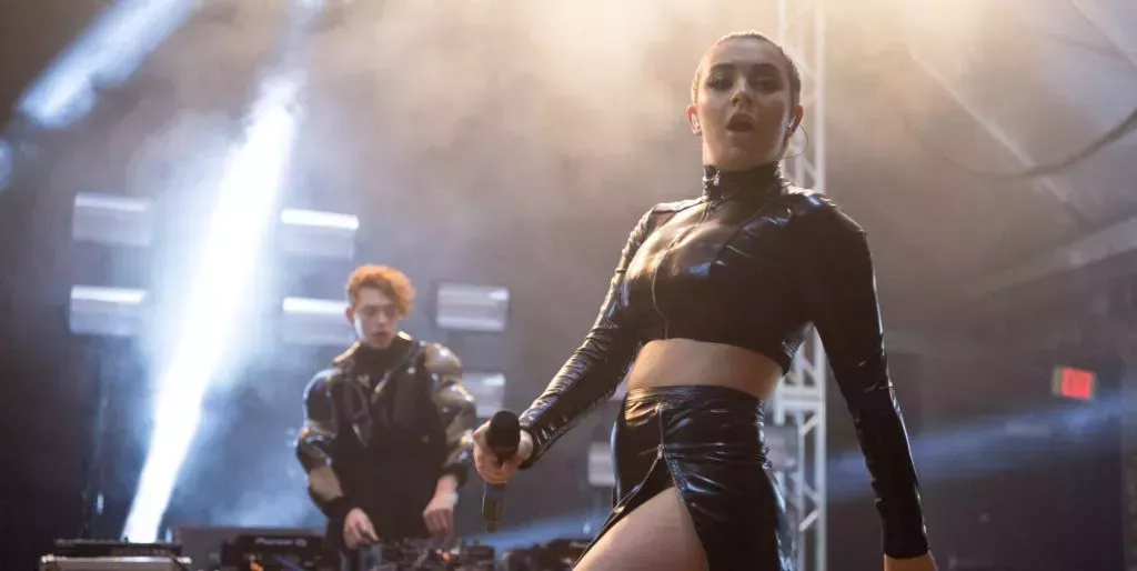 SOPHIE y Charli XCX se presentan juntas en 2016.