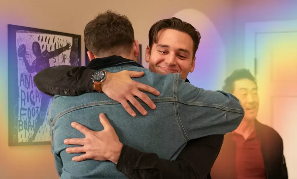 Buck y Eddie abrazándose con un destello de luz arcoíris detrás de ellos.