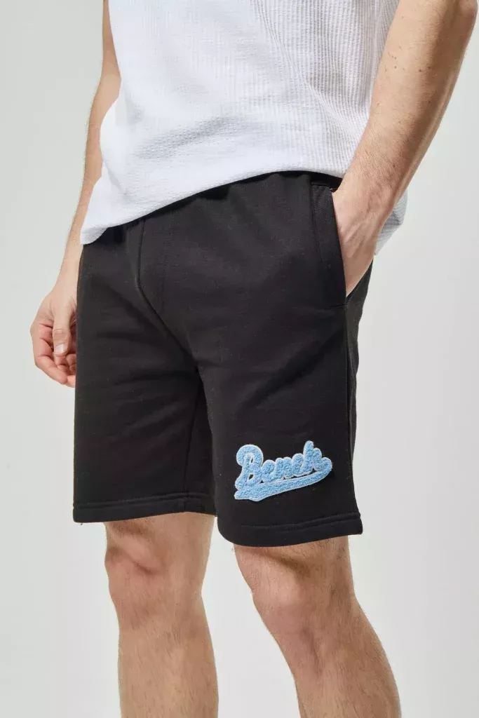 Bench SS25: El audaz renacer del streetwear de los 90