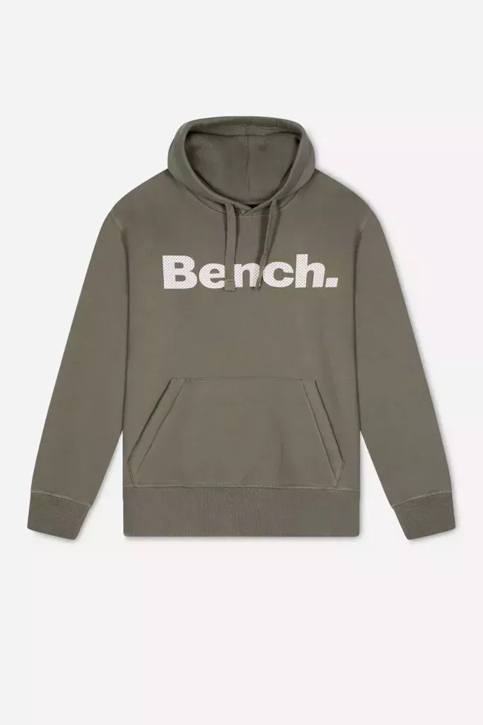 Bench SS25: El audaz renacer del streetwear de los 90