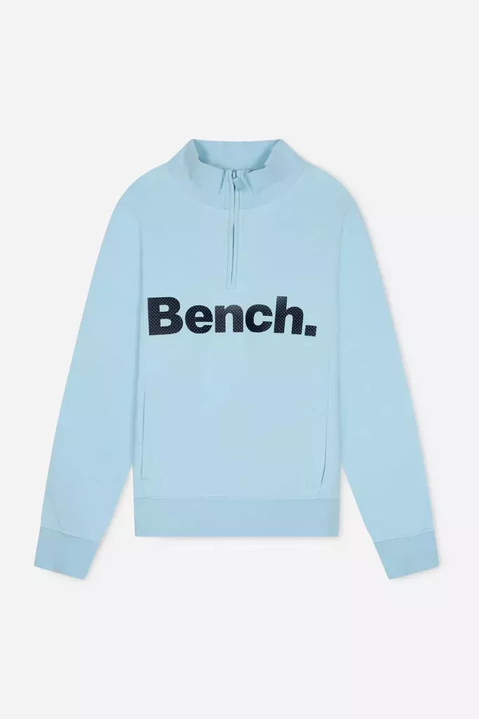Bench SS25: El audaz renacer del streetwear de los 90