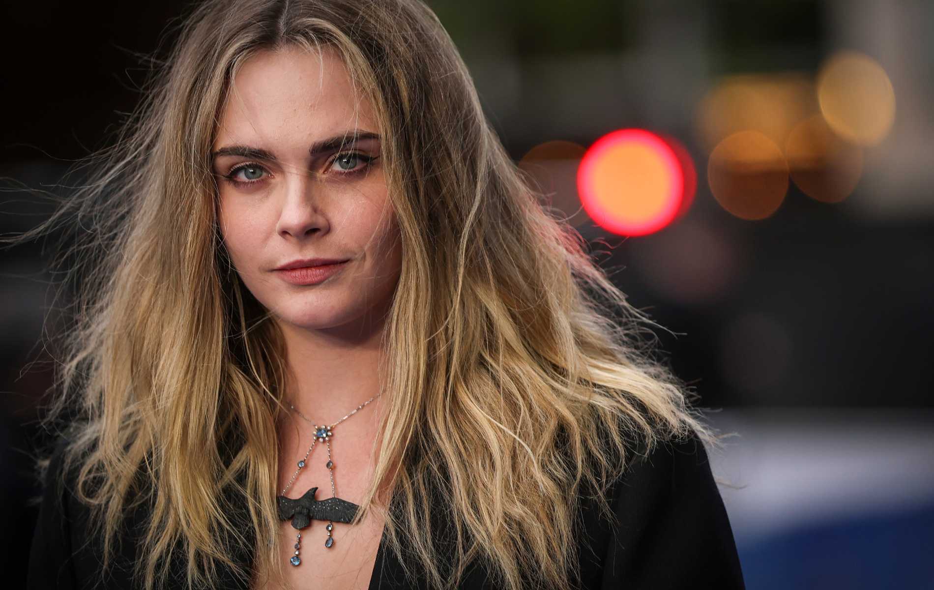 Cara Delevingne desata la locura entre las sapphics con un vestido completamente transparente