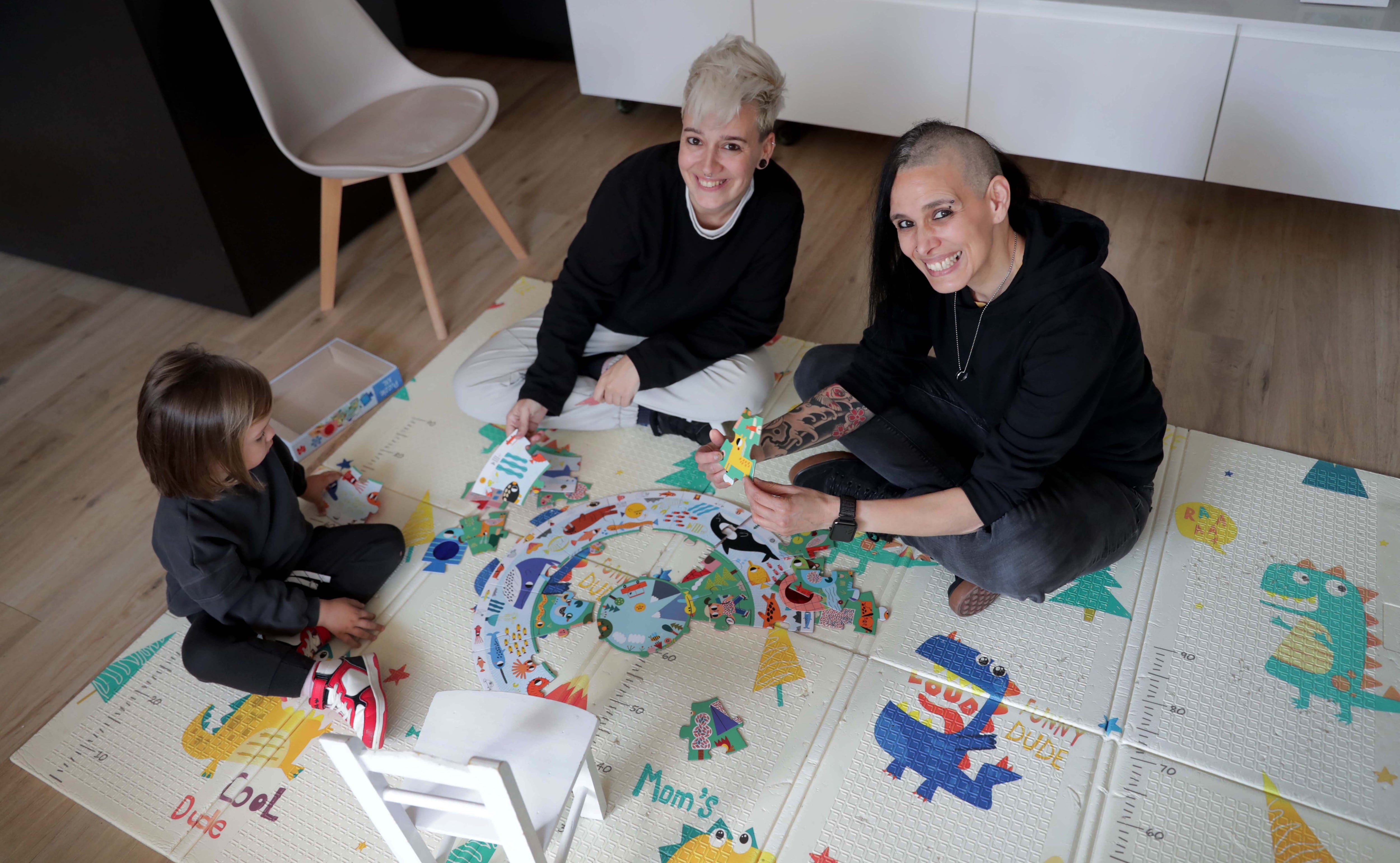 Familias que eligen un nombre neutro para una crianza sin género: “Está creciendo sin que le tengamos que imponer si es niño o niña”