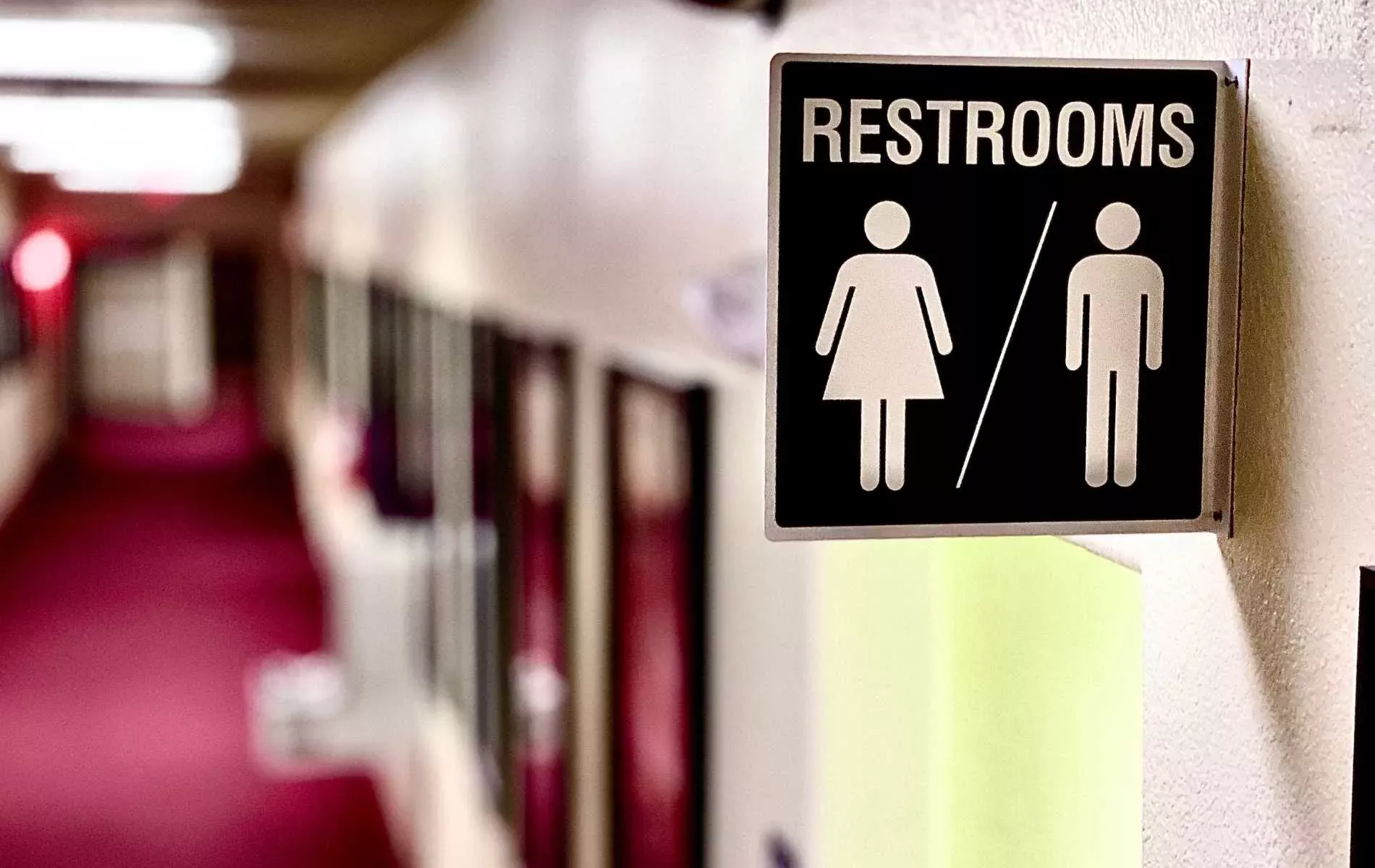 La seguridad del hotel expulsa a una lesbiana del baño de mujeres por ser 'un hombre'