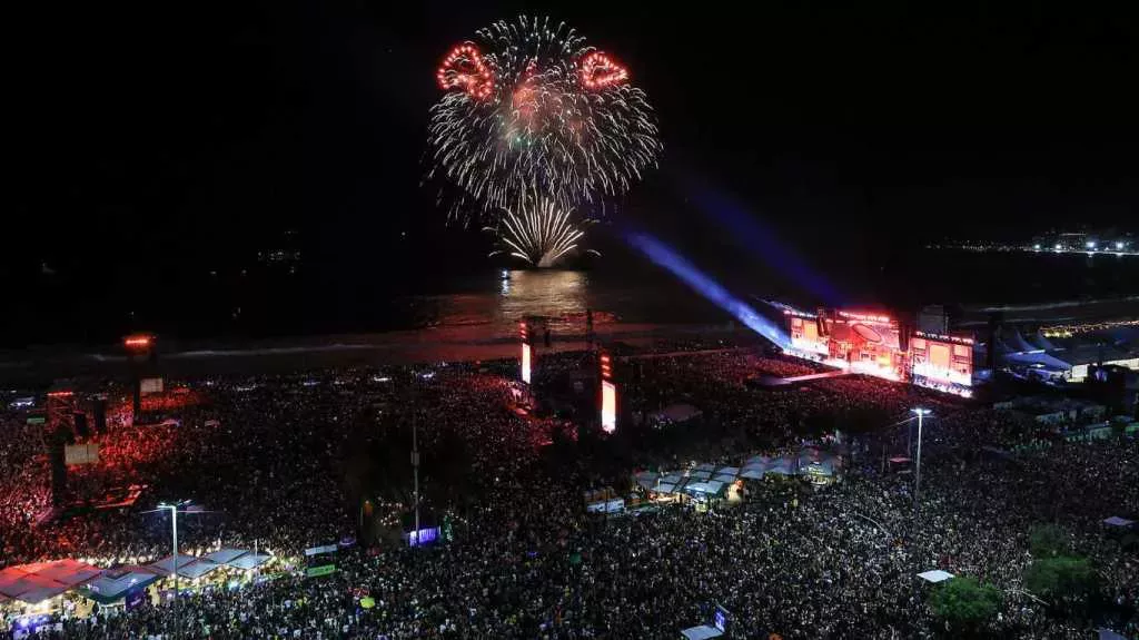 Un espectáculo de fuegos artificiales después del masivo concierto gratuito de Lady Gaga en la playa de Copacabana el 03 de mayo de 2025 en Río de Janeiro, Brasil.