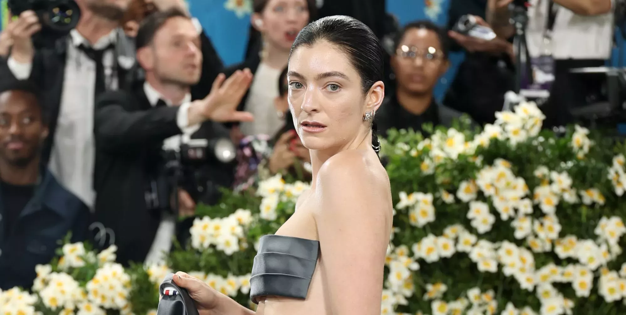 Lorde amplía su comentario sobre la 'ampliación de género' en la Met Gala 2025: 'Siento que soy un hombre y una mujer'
