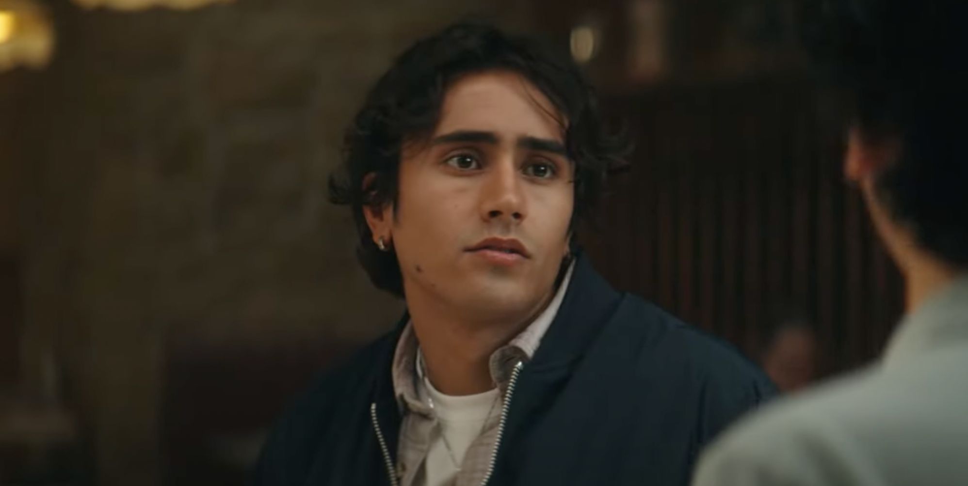 El actor de Love, Victor, Michael Cimino, muestra abdominales en una escena de despertar gay en el nuevo drama Motorheads