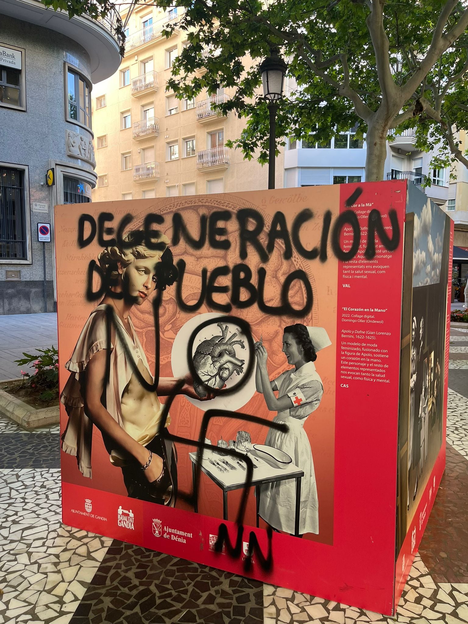 “No a la degeneración del pueblo”: Vandalizan con pintadas nazis una exposición LGTBI+ en Gandia
