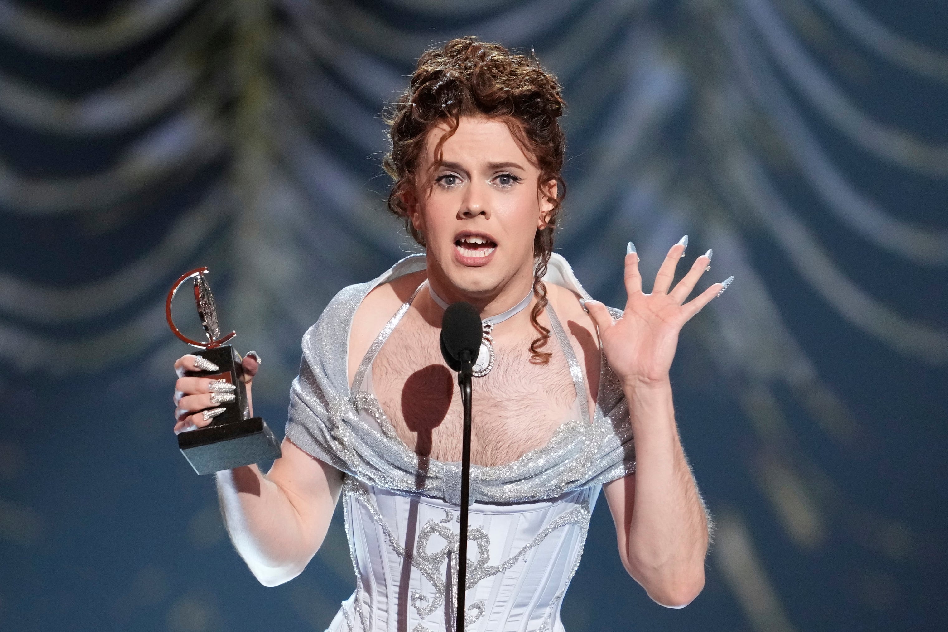 Así es Cole Escola, artista no binario y premio Tony a mejor actor en el papel de una mujer