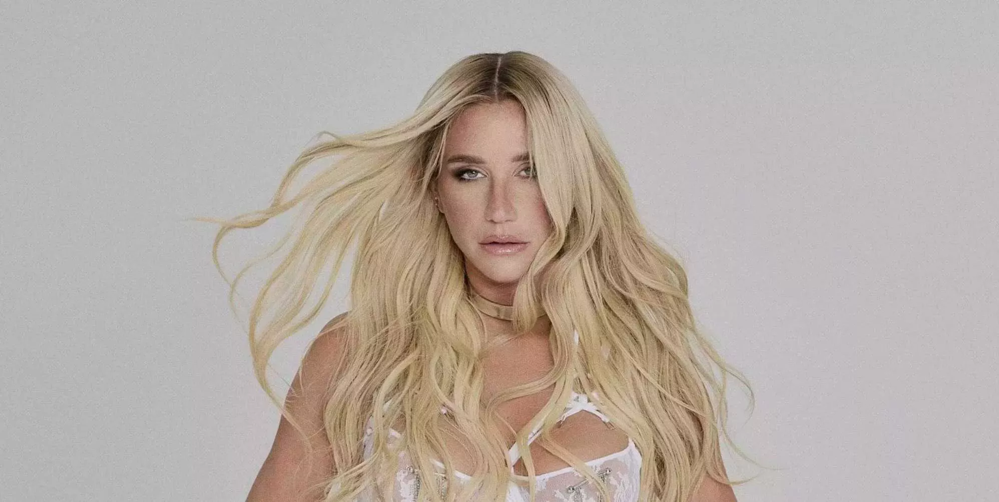 Kesha deslumbra en su actuación en Mighty Hoopla junto al Coro de Voces Trans – y camiseta de 'Protect the Dolls'