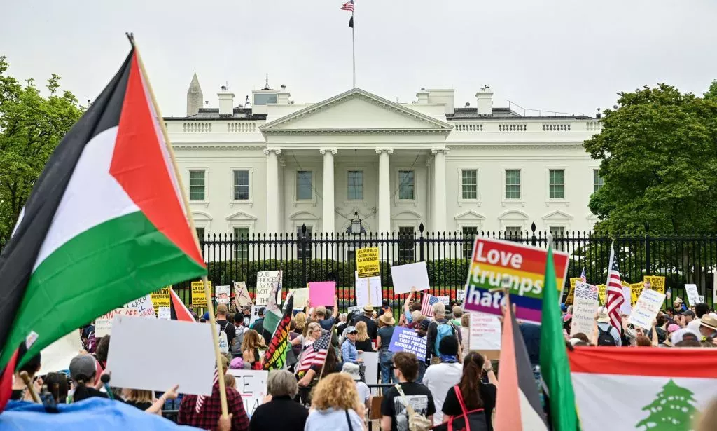 Multitudes en la protesta del movimiento 50501 en Washington D.C.