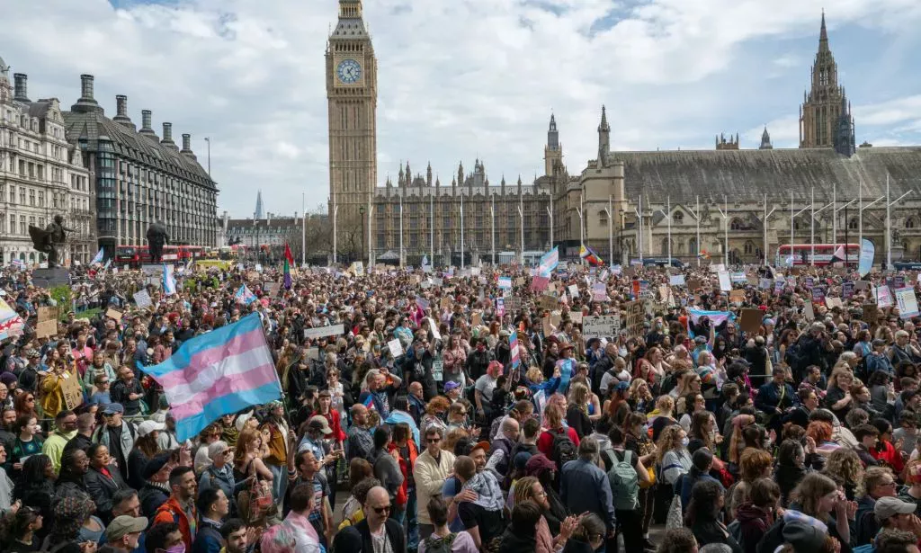 Más de 25,000 personas asistieron a la protesta por los derechos trans en Londres en abril.