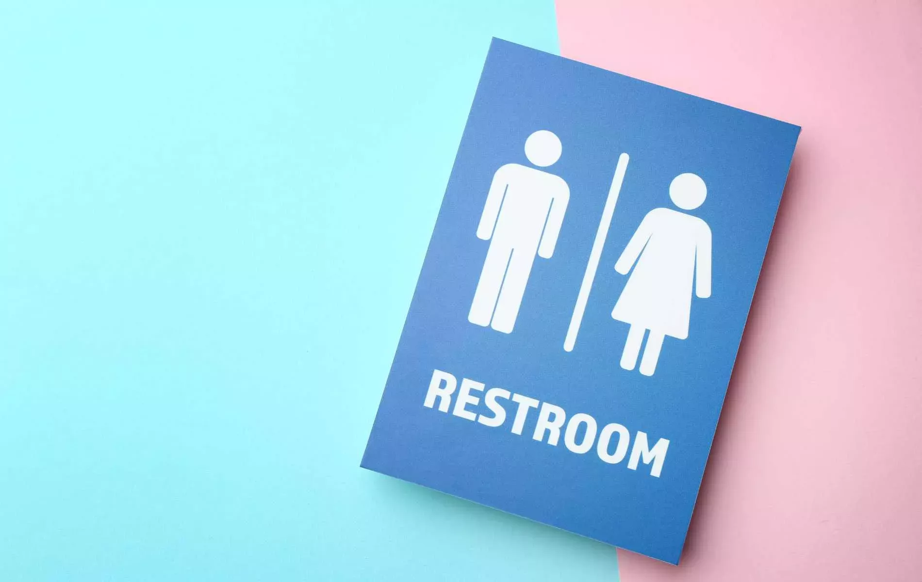 Un hombre trans afirma que el personal del restaurante 'bloqueó' un baño unisex para evitar que lo usara