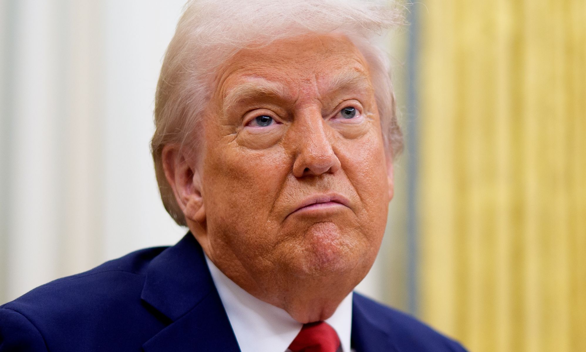 La administración Trump confirma plan para eliminar financiamiento de línea directa de prevención de suicidio LGBTQ+