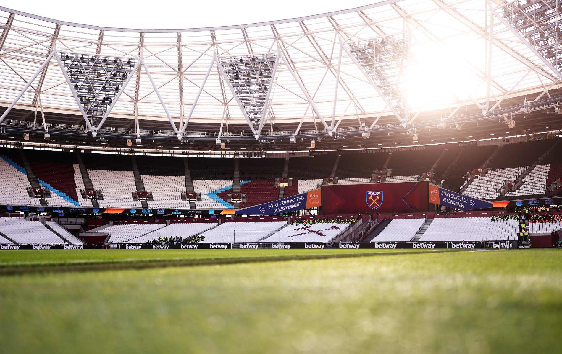 West Ham United multado por cánticos anti-LGBTQ+ durante partido contra Chelsea