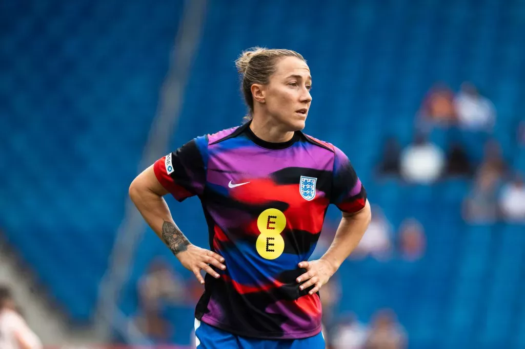 Lucy Bronze en el campo con la camiseta de fútbol de Inglaterra