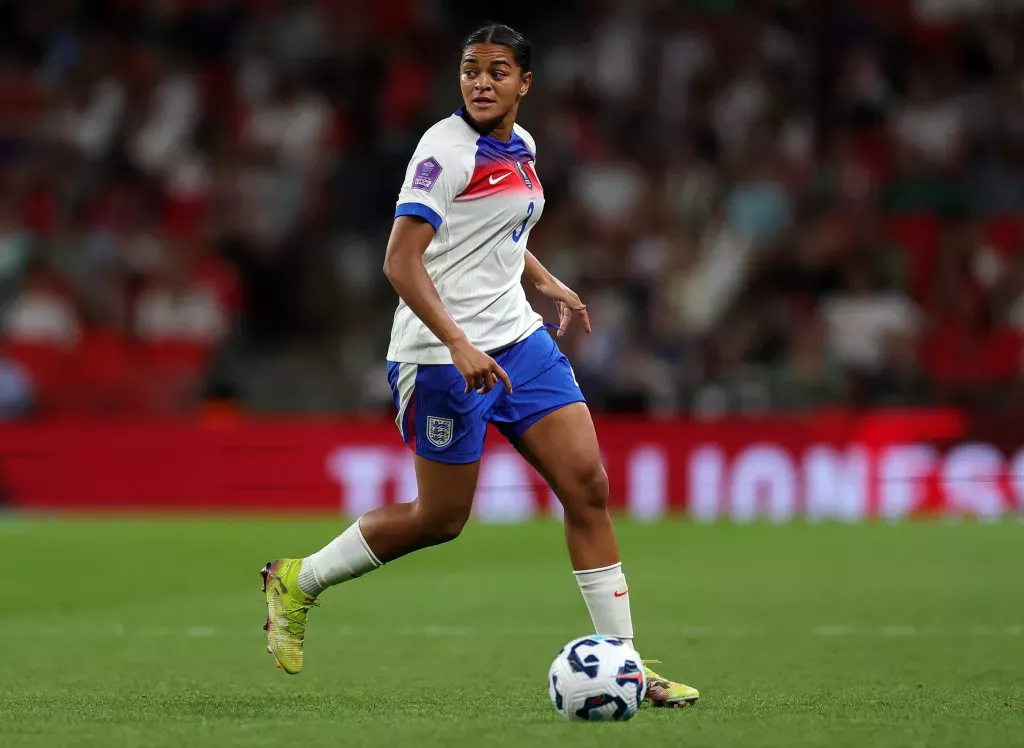 Jess Carter en el campo con la camiseta de fútbol de Inglaterra