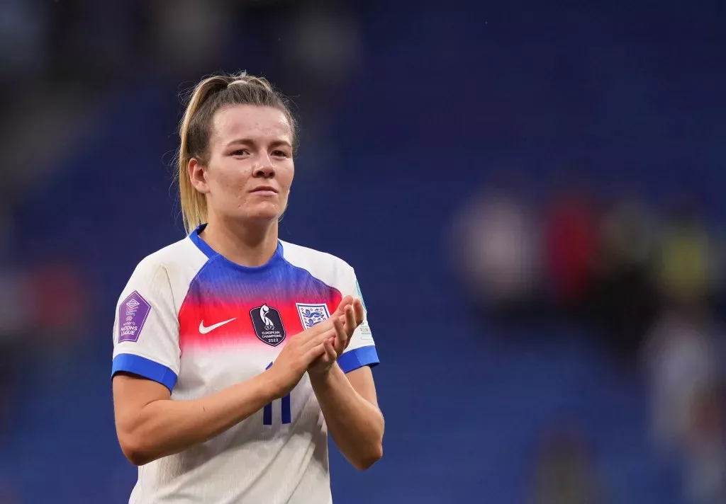 Lauren Hemp en el campo con la camiseta de fútbol de Inglaterra