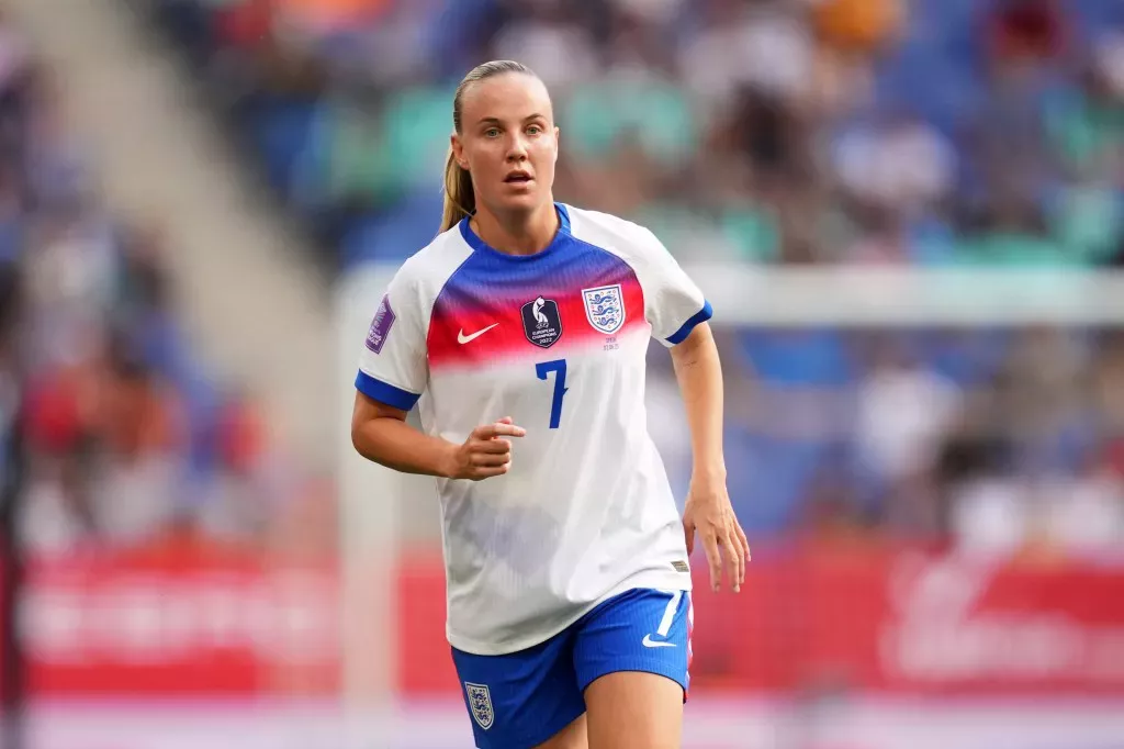 Beth Mead en el campo con la camiseta de fútbol de Inglaterra