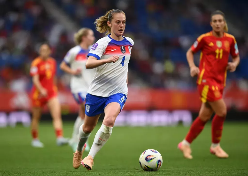 Keira Walsh en el campo con la camiseta de fútbol de Inglaterra