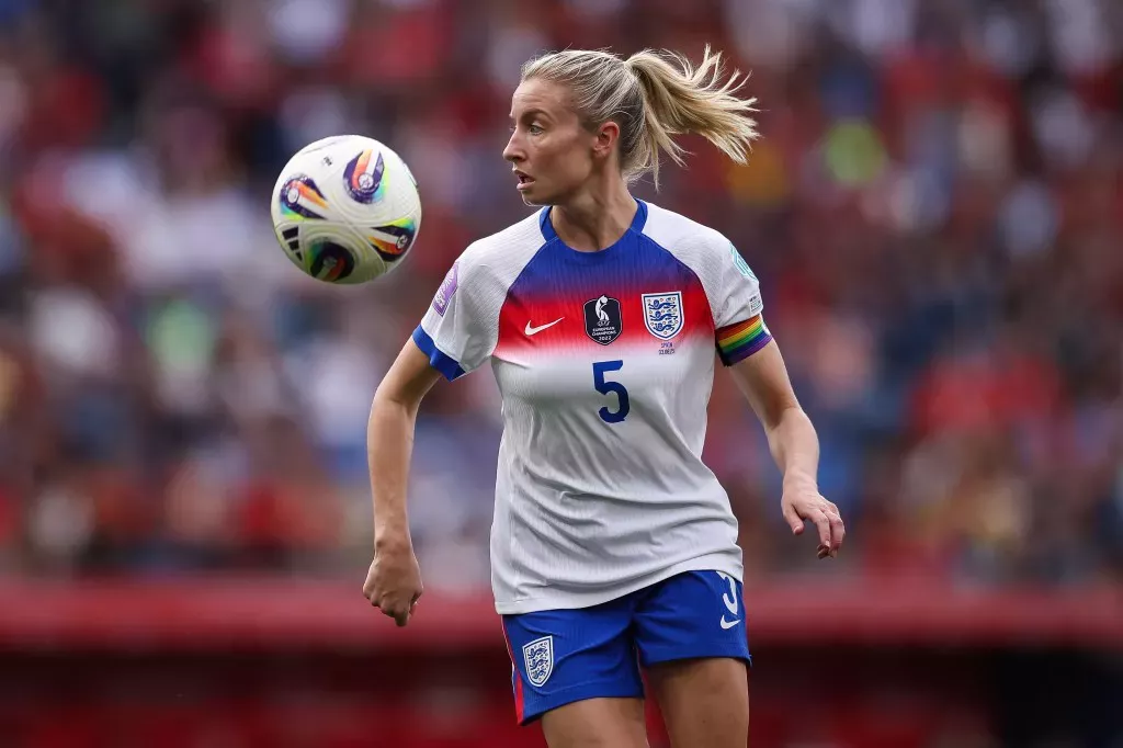 Leah Williamson en el campo con la camiseta de fútbol de Inglaterra