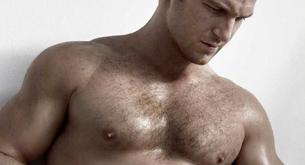 Dave Salmoni de Discovery Channel posa desnudo en Flaunt Magazine