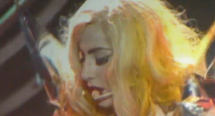 Lady Gaga, como un zombie durante una actuación de su gira