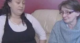 Intentan embarcar a un cadáver en silla de ruedas con gafas de sol