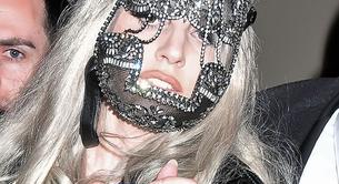 Lady Gaga con una cosa en la cara.