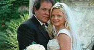 Una mujer se entera por Facebook de que su marido se ha casado con otra