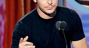 Zac Efron se pinta las uñas de azulito