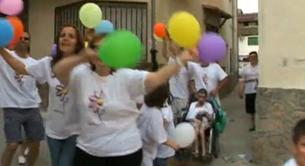 VÍDEO: Gente de pueblo homenajeando a Marta Sánchez