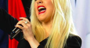 Christina Aguilera se traba con el himno de USA en plena Superbowl