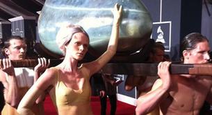 Lady Gaga llega a los Grammy en un huevo