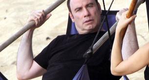 ACERTIJO: ¿Qué le falta a John Travolta en la foto?