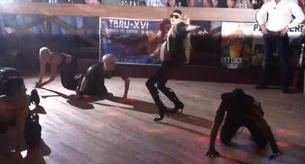 Lady Gaga cantando 'Born This Way' en un Saloon