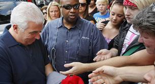 El padre de Amy Winehouse reparte la ropa de su hija entre sus fans