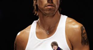 El cantante de Red Hot Chili Peppers llora por Justin Bieber