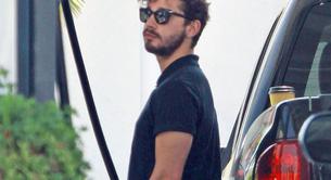 Shia LaBeouf sabe cómo usar la manguera