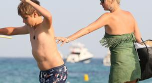 Kate Moss empuja a un niño al mar