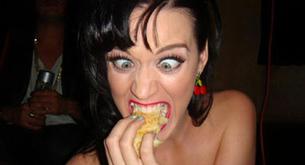 Insultan a Katy Perry por comerse un muslo de pavo