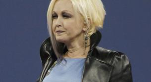 Cyndi Lauper hace un Christina Aguilera y se olvida el himno americano