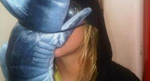 Ke$ha aterriza en Rio de Janeiro con un pez martillo en la cara